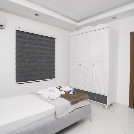5 Bedroom - 5541 *