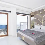 5 Bedroom - 5541 *