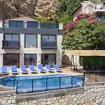5 Bedroom - 5541 *